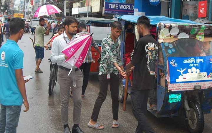 বরিশালে যানবাহন শৃঙ্খলায় শিক্ষার্থীরা